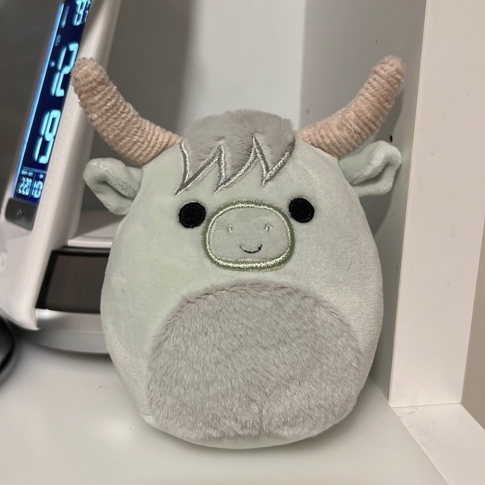 Iven the highland cow squishmallow